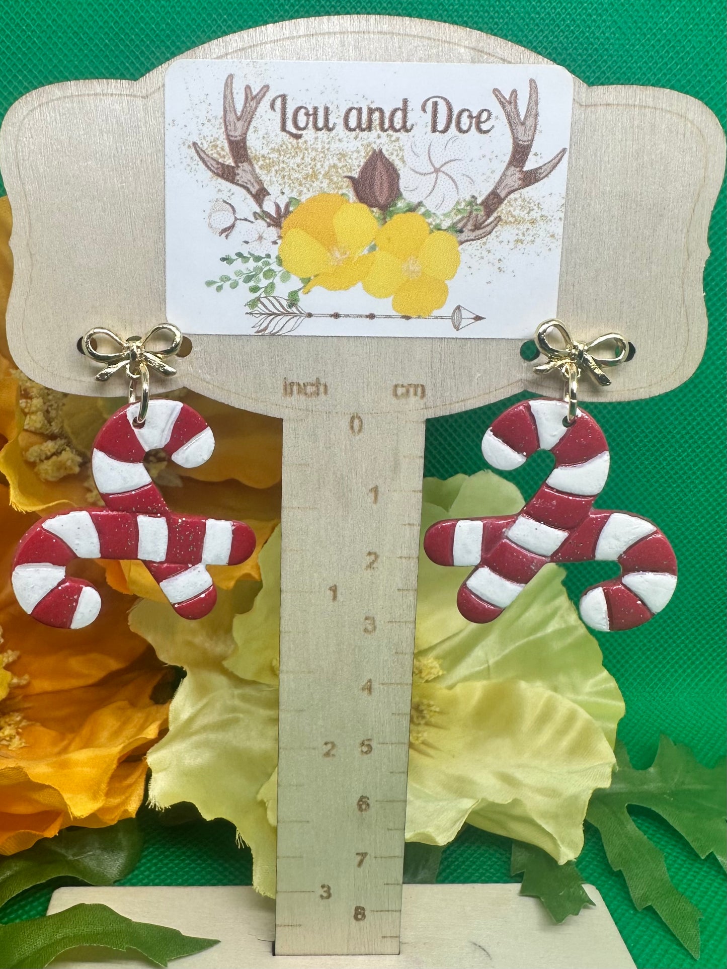 🔻Candy cane dangle earrings on gold bow findings🔻