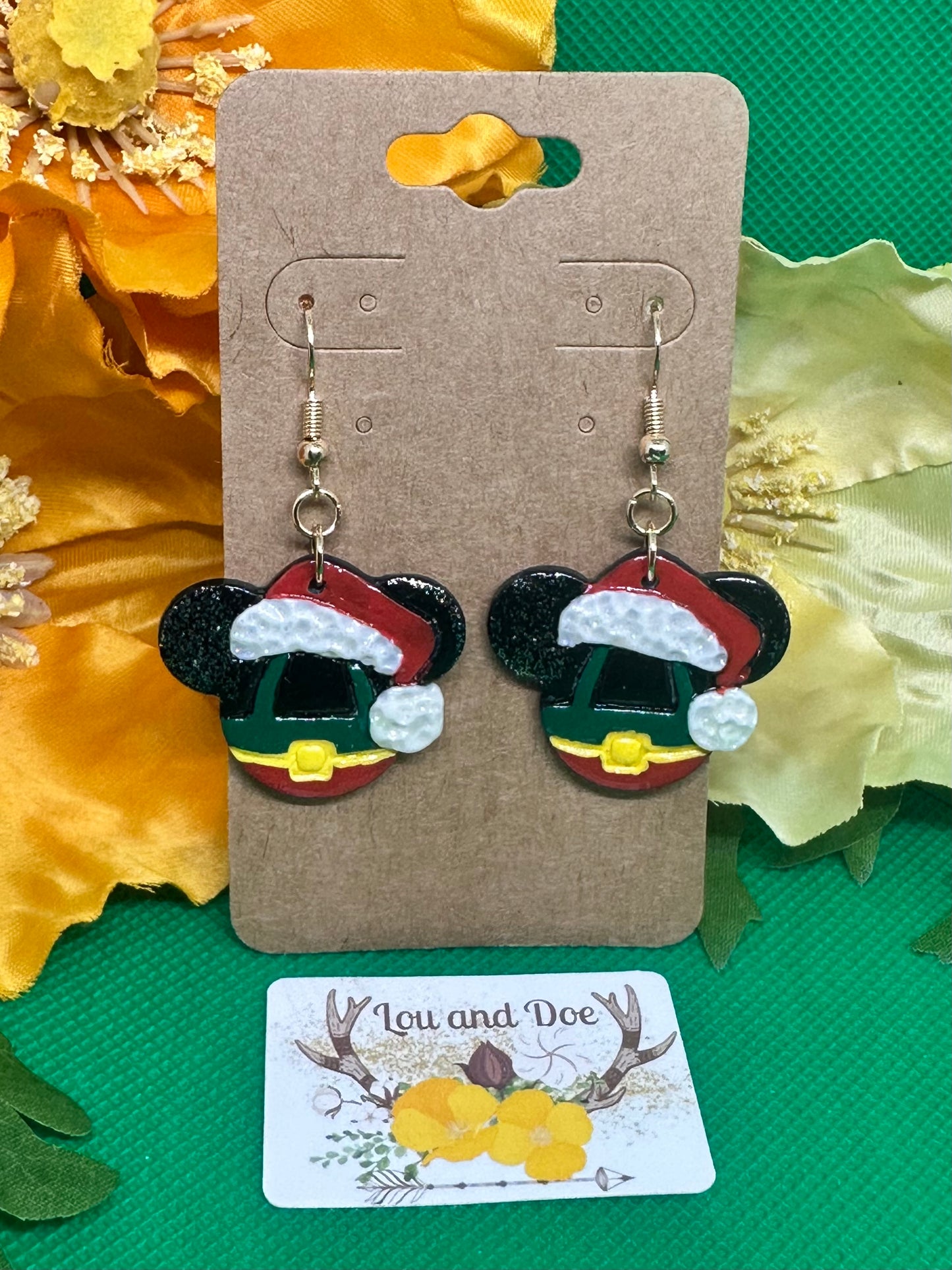 🐭Holiday mouse dangle earrings on shepherds hooks🐭