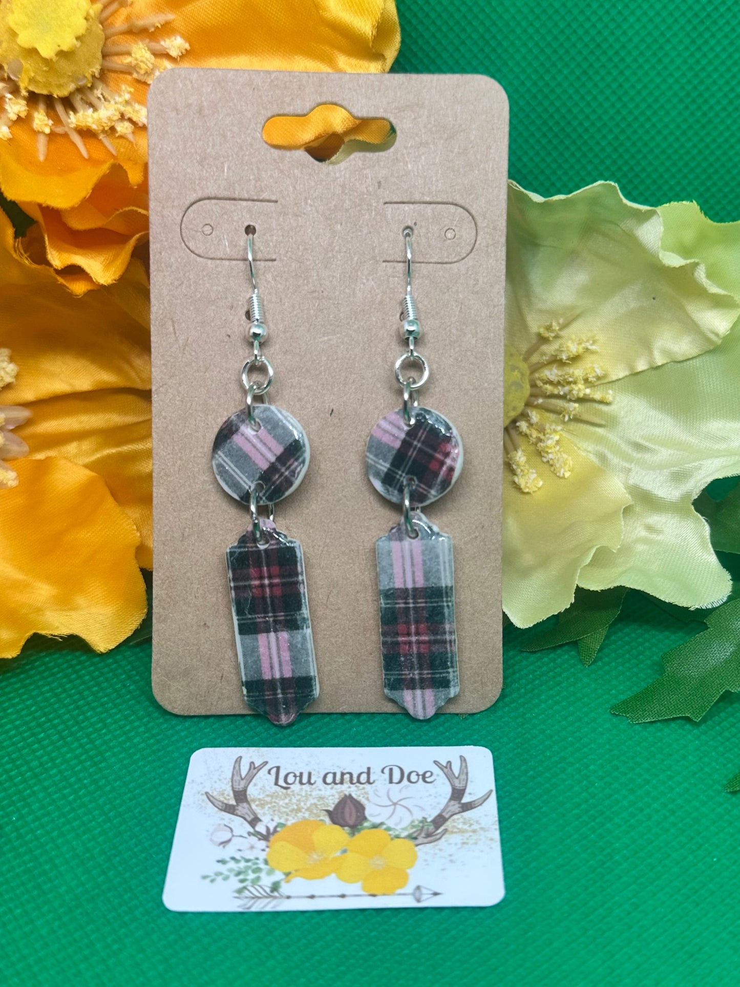🧣Vintage plaid inspired dangle earrings on sliver shepherds hooks🧣