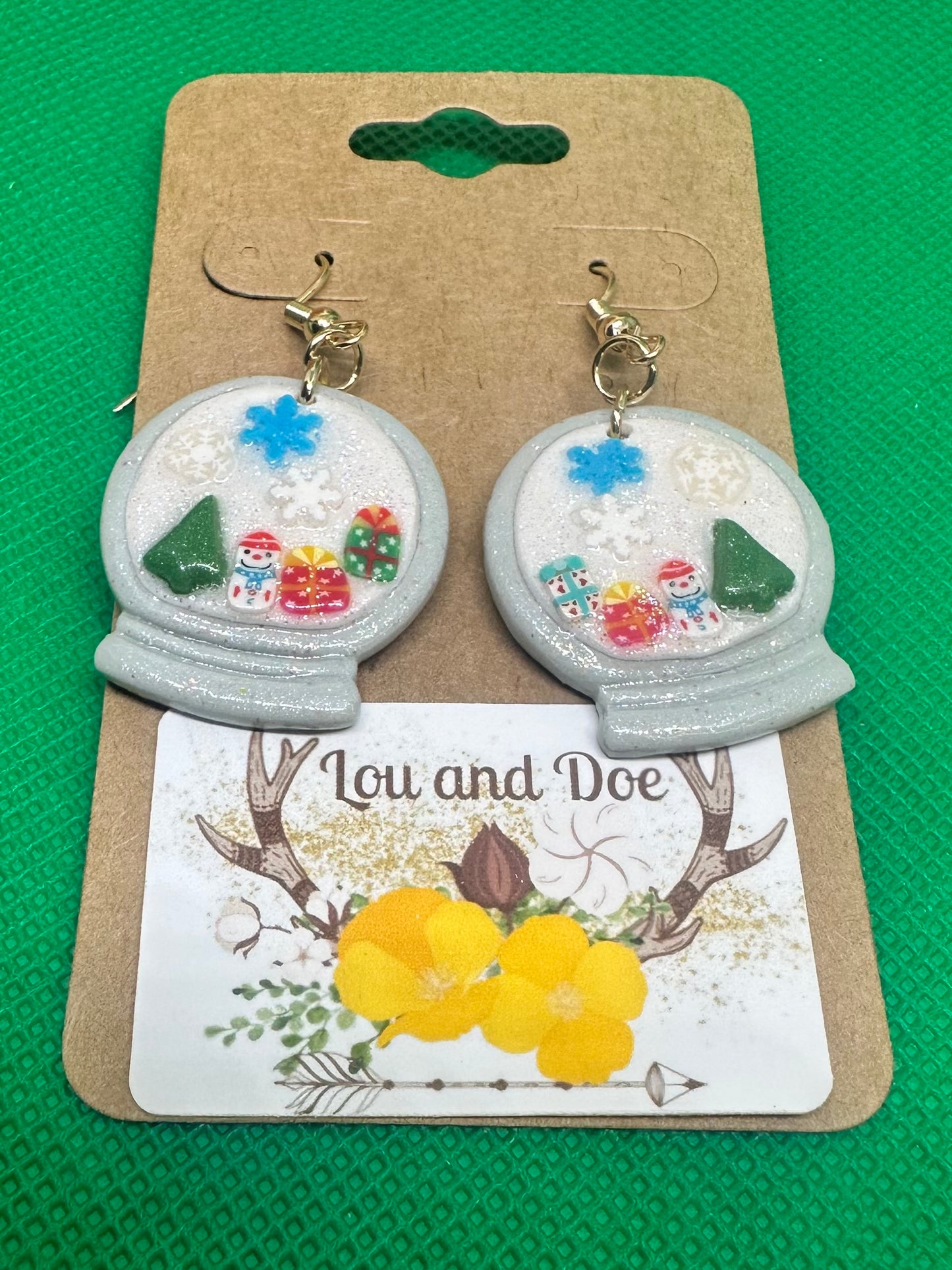 ❄️Holiday snow globe dangle earrings on gold shepherds hooks❄️