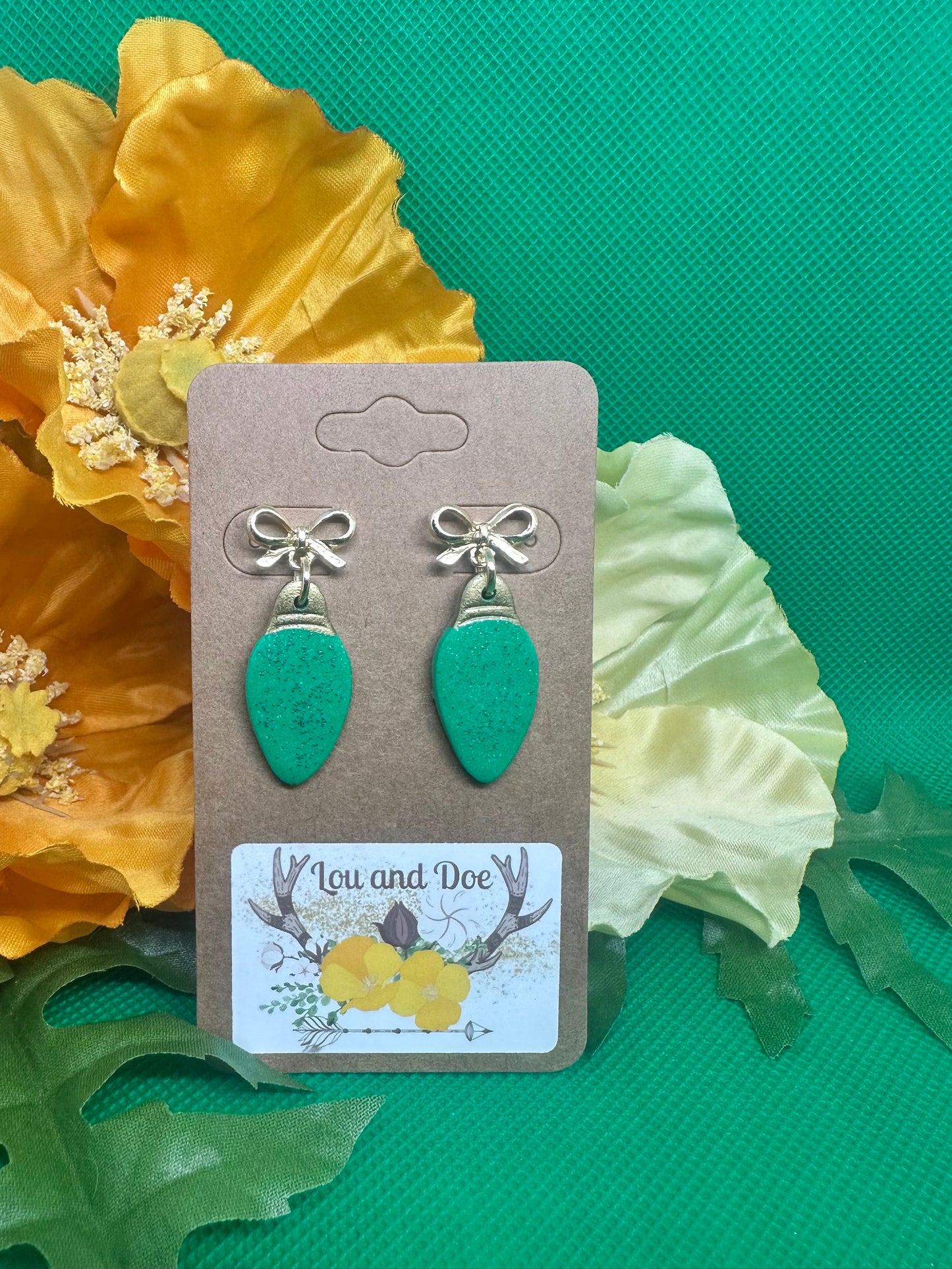 🤶🏼Green Christmas light dangle earrings on gold bow findings🤶🏼