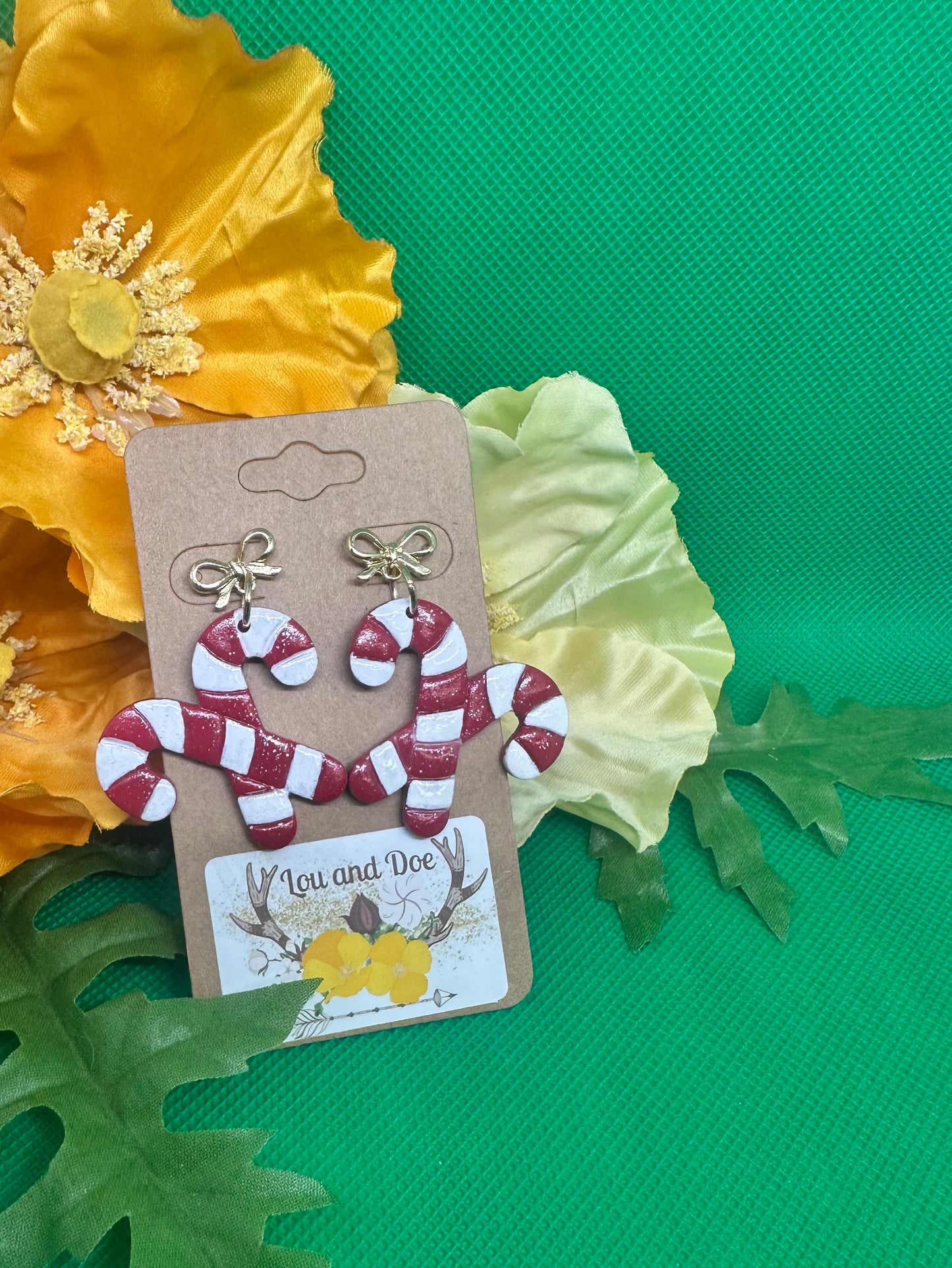 🔻Candy cane dangle earrings on gold bow findings🔻