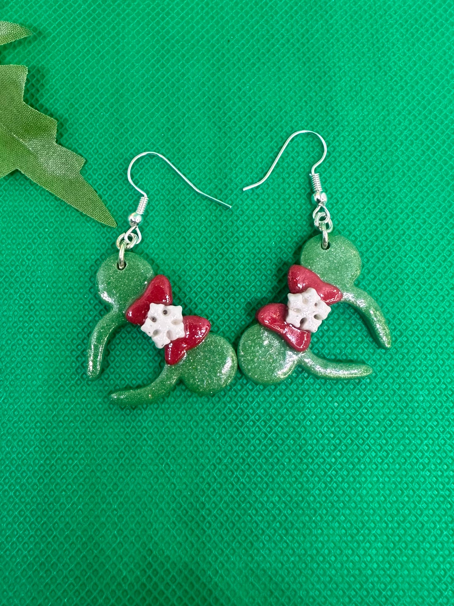 🐭Green with snowflake holiday dangle mouse ear earrings on silver Shepards hooks🐭