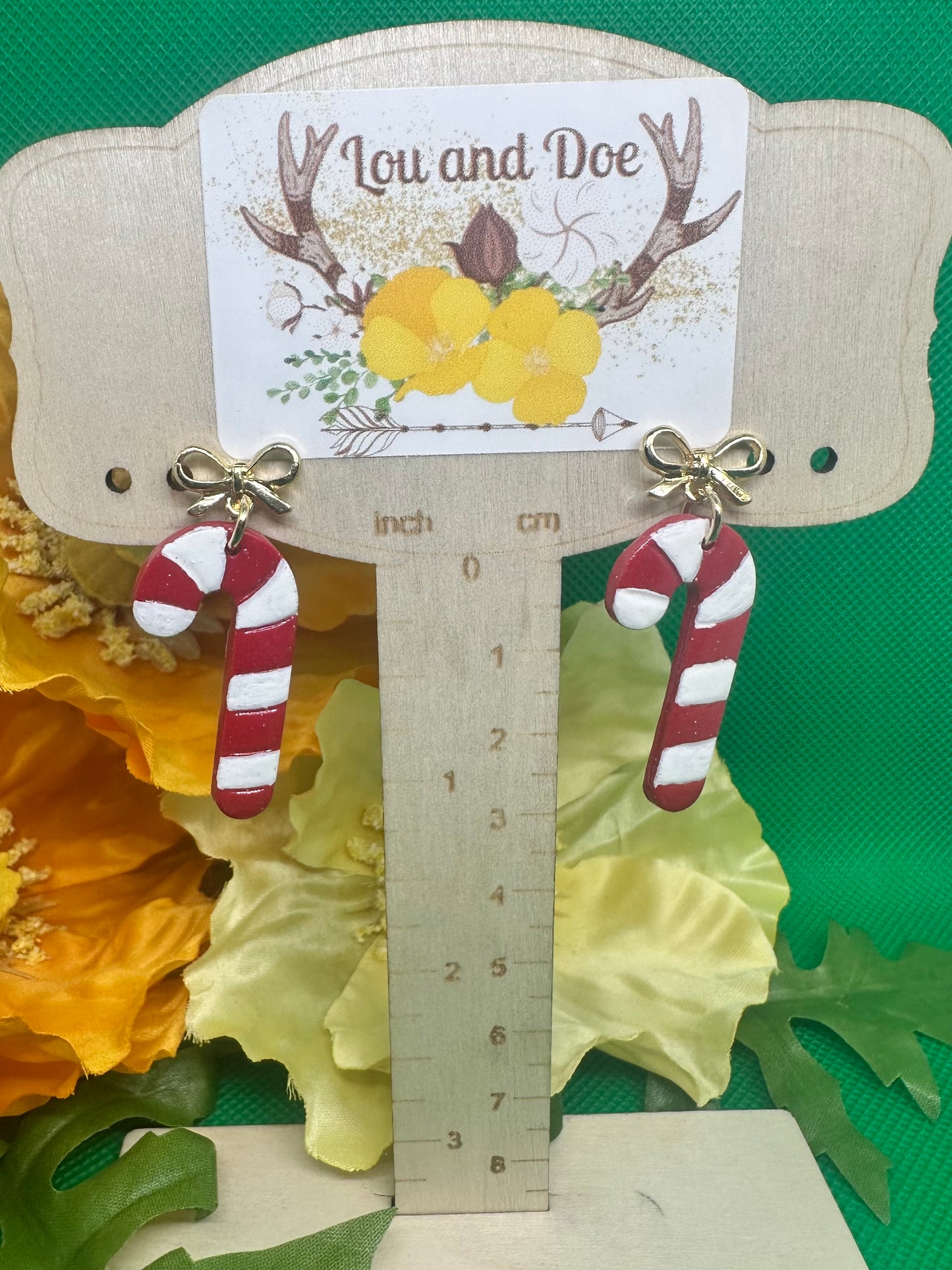 🔻Candy cane dangle earrings on gold bow findings 🔻